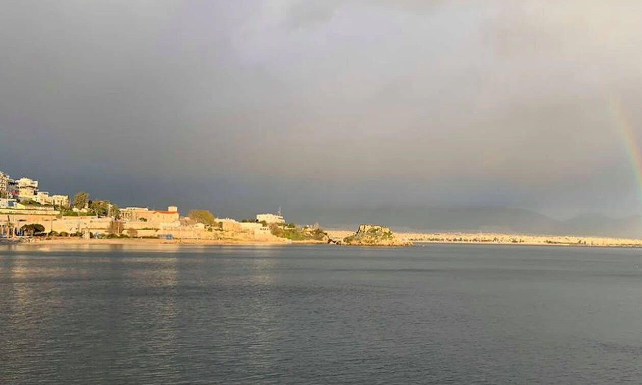 Πειραιάς: Κοίταξαν στον ουρανό και έμειναν άφωνοι μετά την βροχή (εικόνες)